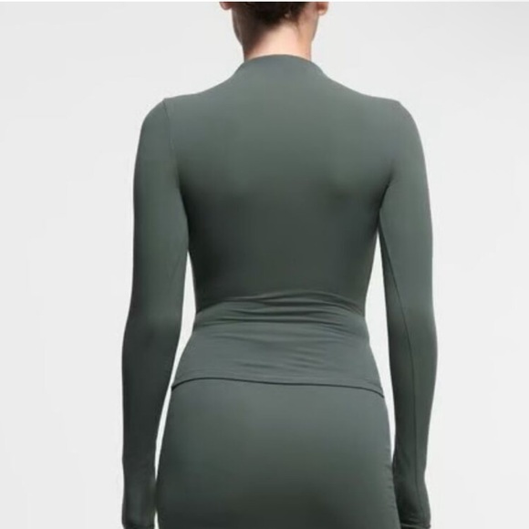 SKIMS FITS EVERYBODY LONG SLEEVE T SHIRT IN DEEP SEA 2X - Picture 4 of 5